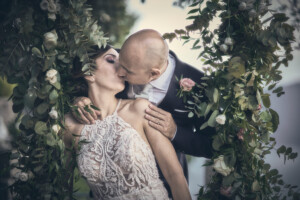 Sorrisi e amore tra Serena e Simone nel giorno più importante
