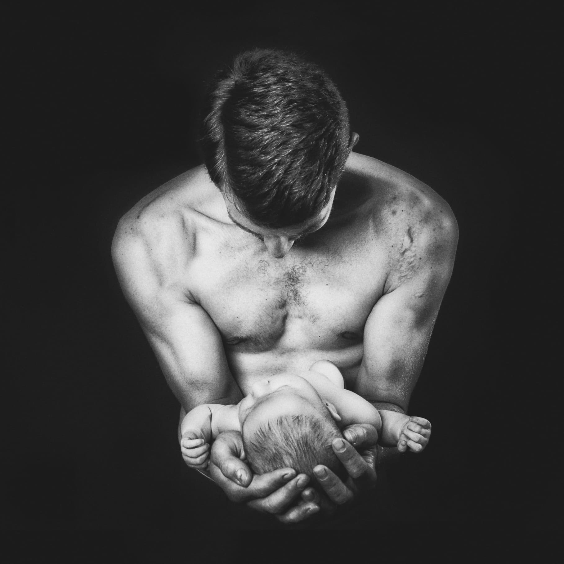 padre tiene in braccio il figlio